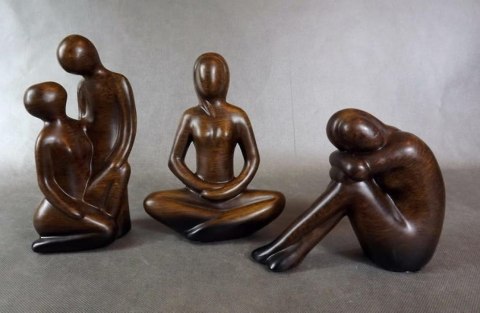 Goliat — ceramiczna figurka kobiety, brązowa, 16 × 22 × 7 cm