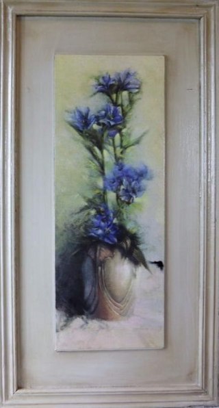 Obraz Granatowe kwiaty w wazonie — 30 × 56 cm, efekt postarzania